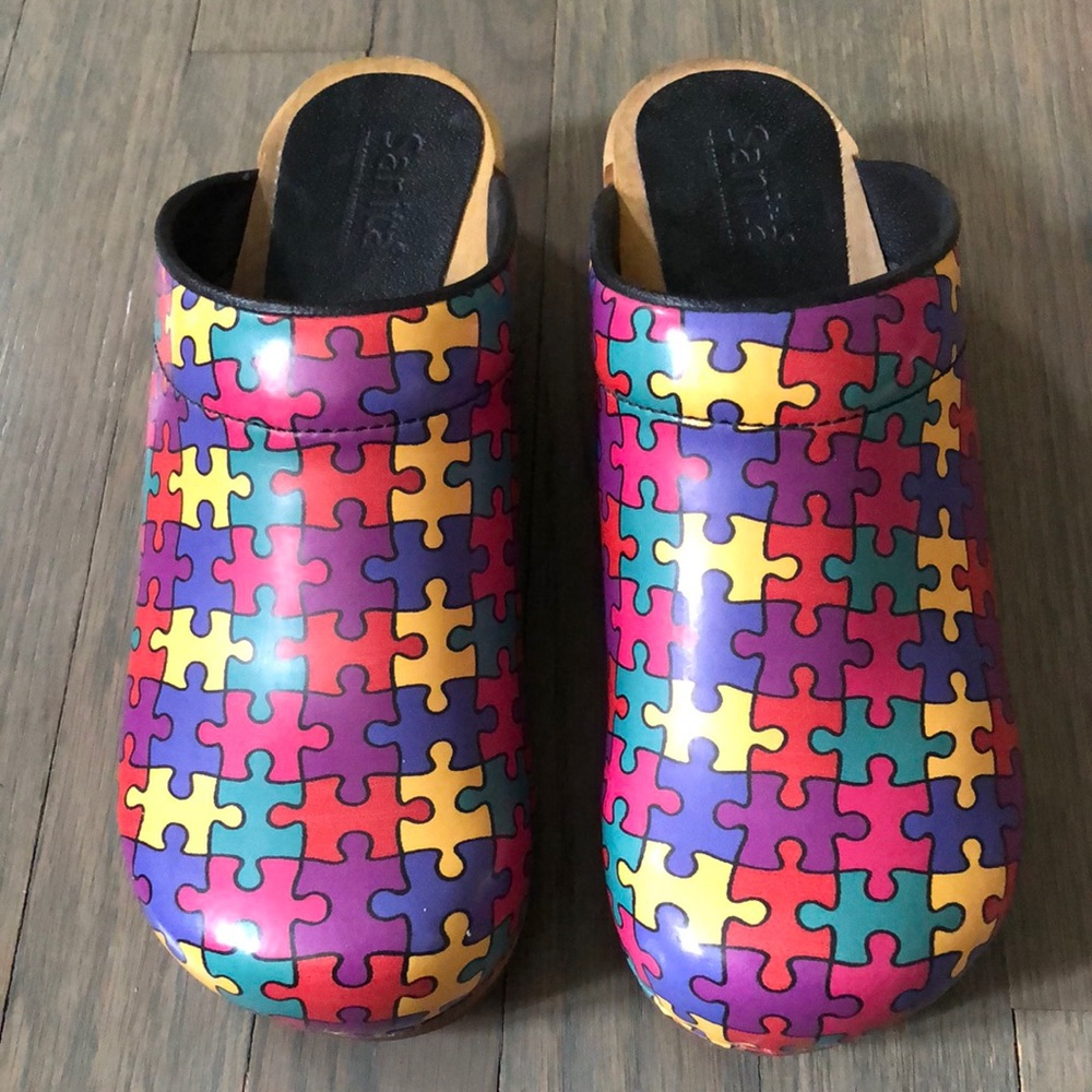 Sanita preloved autism awareness clogs🔥❤️💃